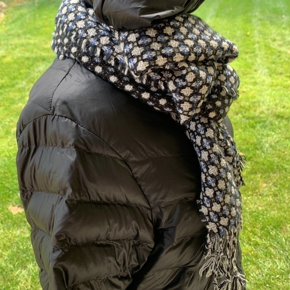 Banana republic scarf variegated pattern in black blue white with fringe - Picture 5 of 10